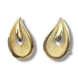 Crown Trifari Signed Golden Abstract Teardrop Clip On Earrings